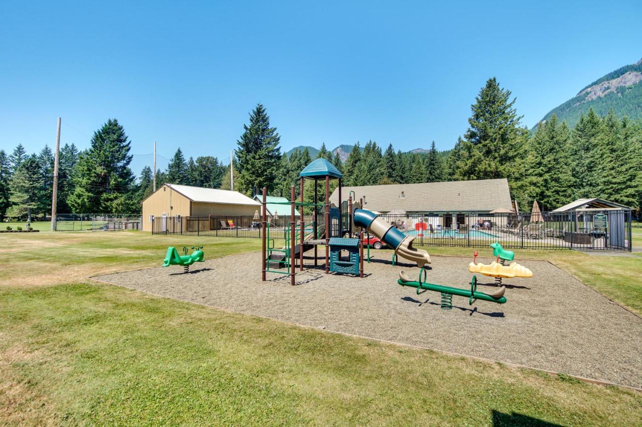 Riverfront Home With Deck, Near Mount Rainier! 팩우드 외부 사진
