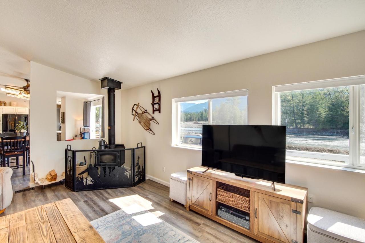 Riverfront Home With Deck, Near Mount Rainier! 팩우드 외부 사진