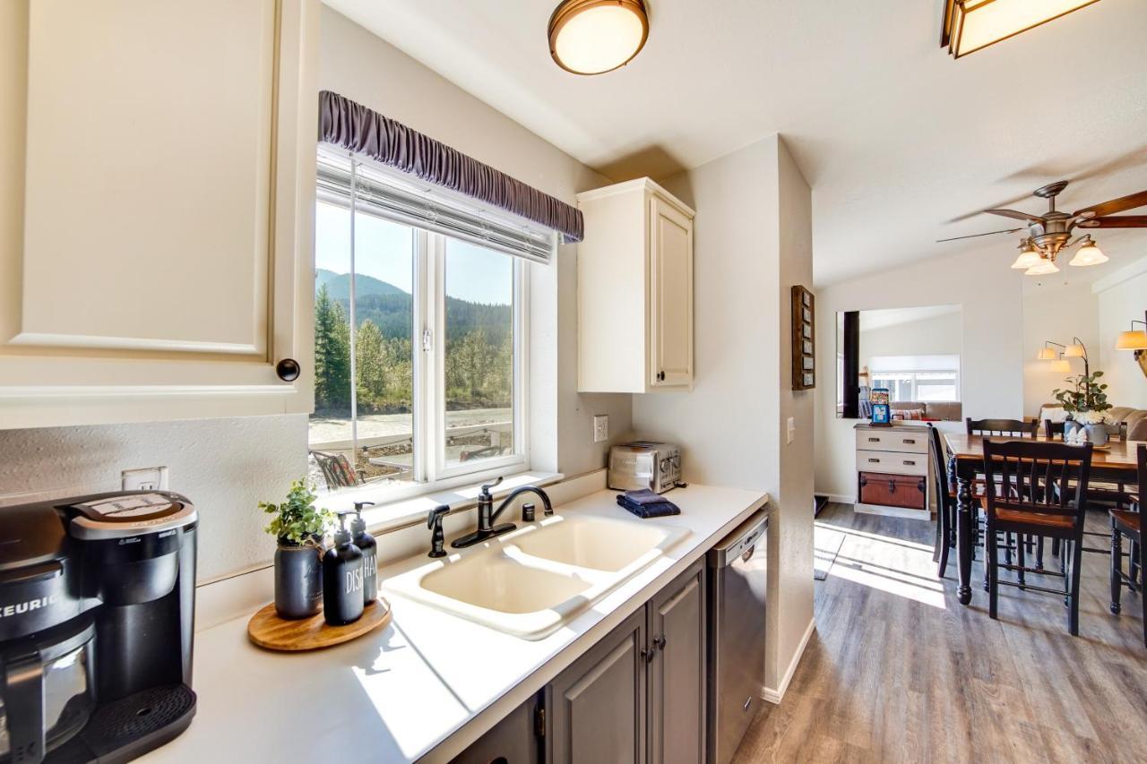 Riverfront Home With Deck, Near Mount Rainier! 팩우드 외부 사진