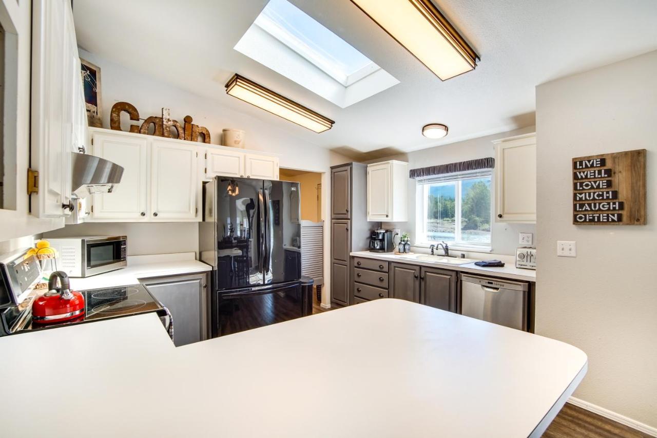 Riverfront Home With Deck, Near Mount Rainier! 팩우드 외부 사진