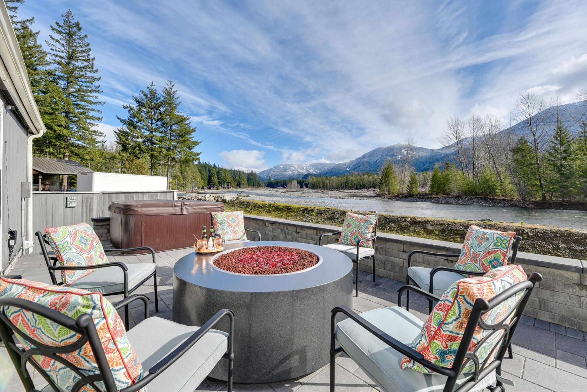 Riverfront Home With Deck, Near Mount Rainier! 팩우드 외부 사진