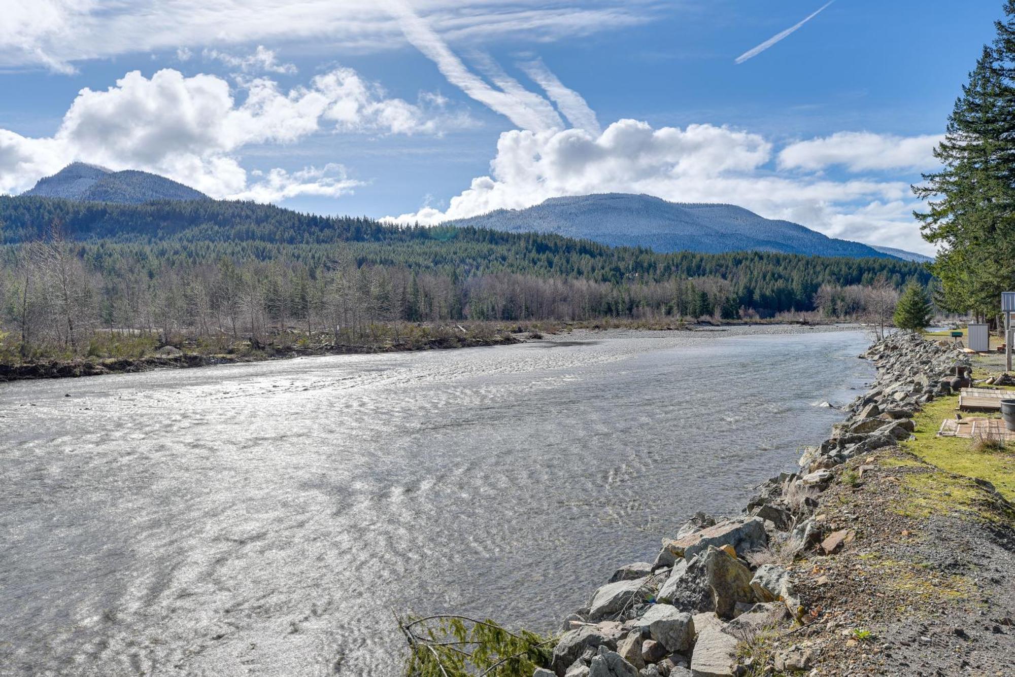 Riverfront Home With Deck, Near Mount Rainier! 팩우드 외부 사진
