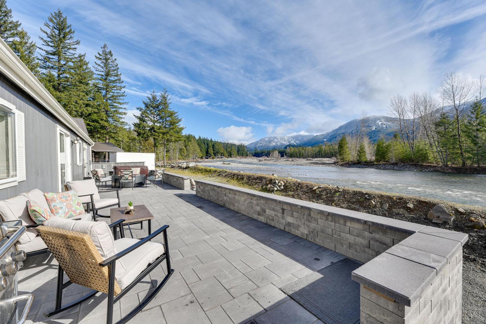 Riverfront Home With Deck, Near Mount Rainier! 팩우드 외부 사진